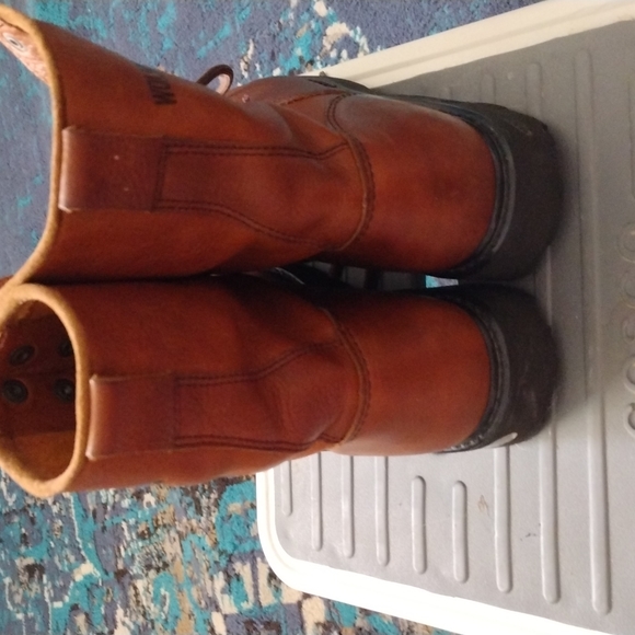 Wolverine boots size7 D brown color leather uppers and rubber soles - Picture 4 of 7